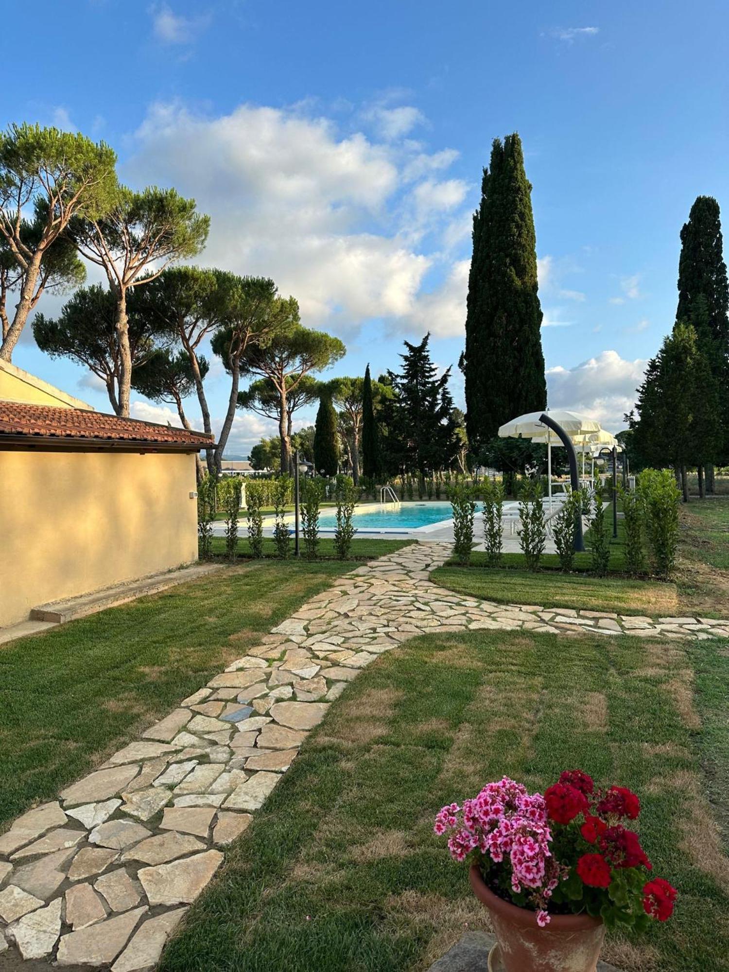 La Vecchia Cantina Guzzardi Lari Bagian luar foto