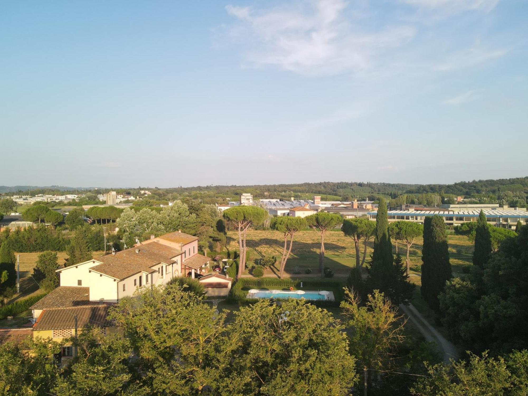 La Vecchia Cantina Guzzardi Lari Bagian luar foto