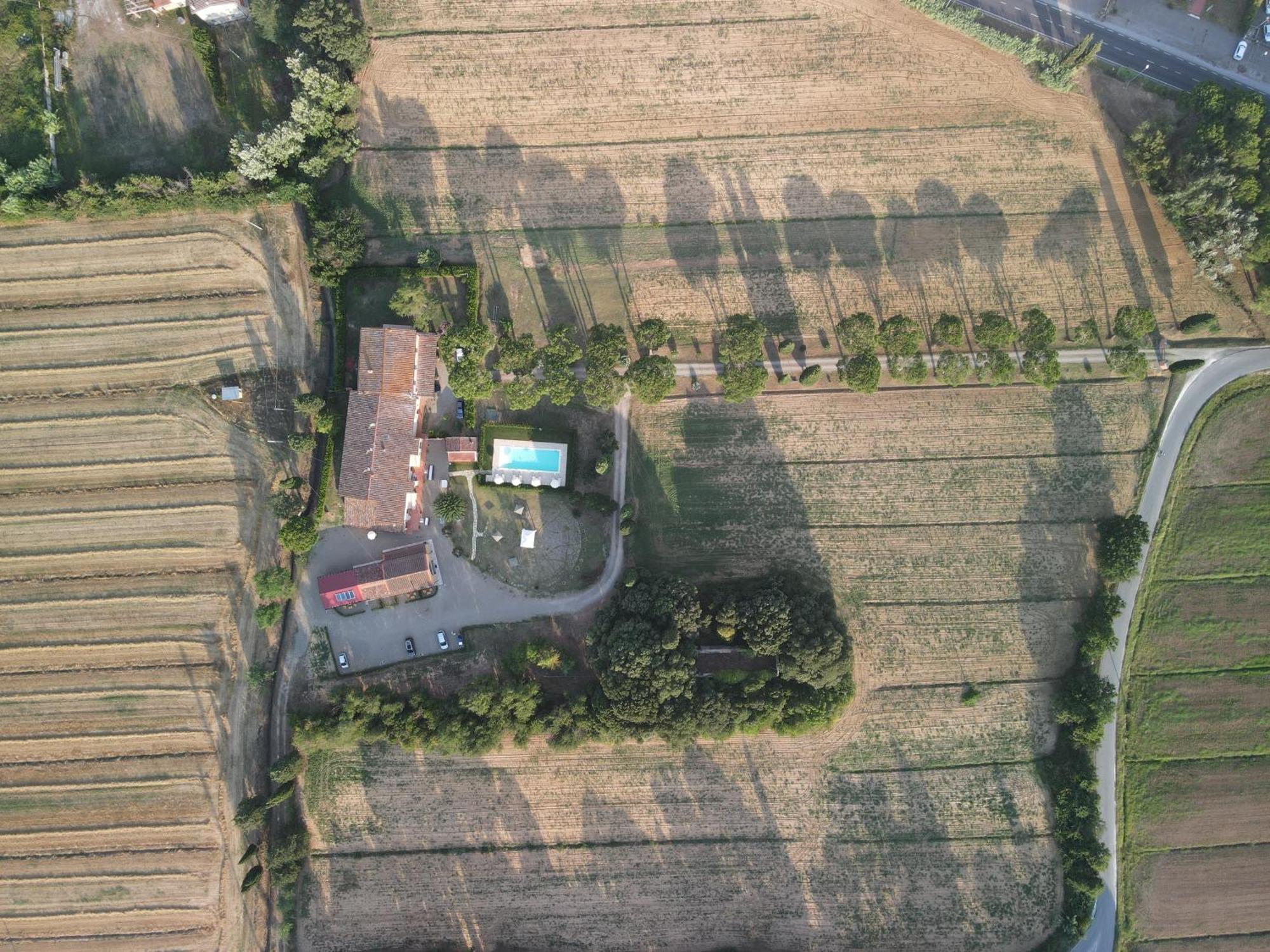 La Vecchia Cantina Guzzardi Lari Bagian luar foto