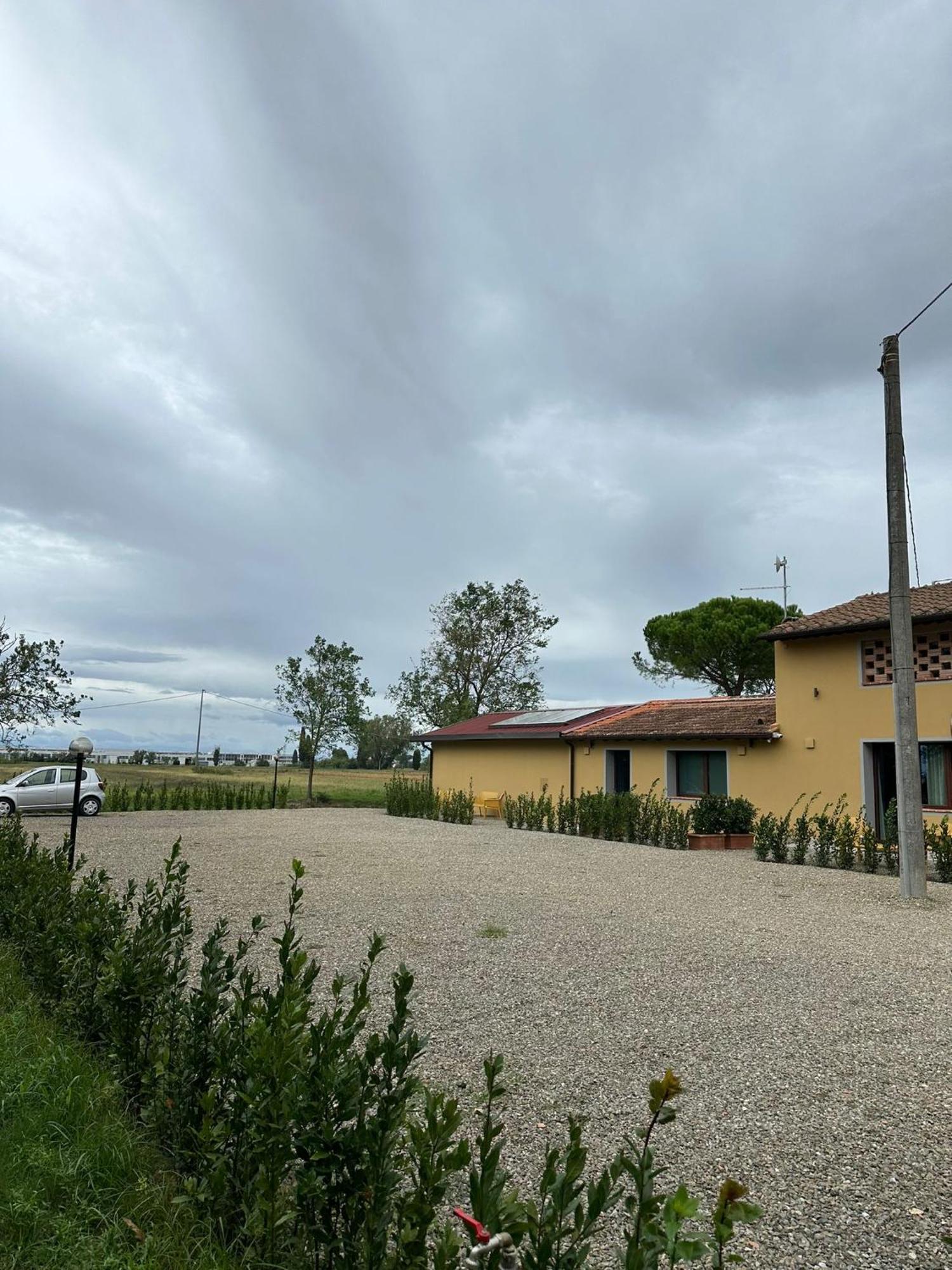 La Vecchia Cantina Guzzardi Lari Bagian luar foto
