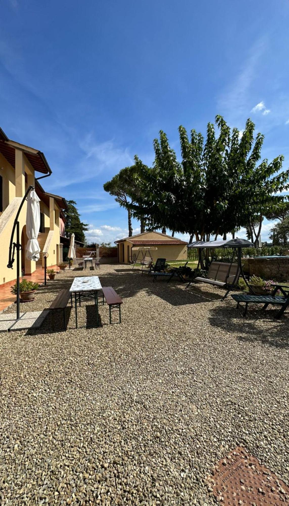 La Vecchia Cantina Guzzardi Lari Bagian luar foto
