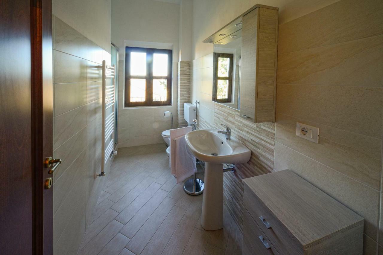 La Vecchia Cantina Guzzardi Lari Bagian luar foto