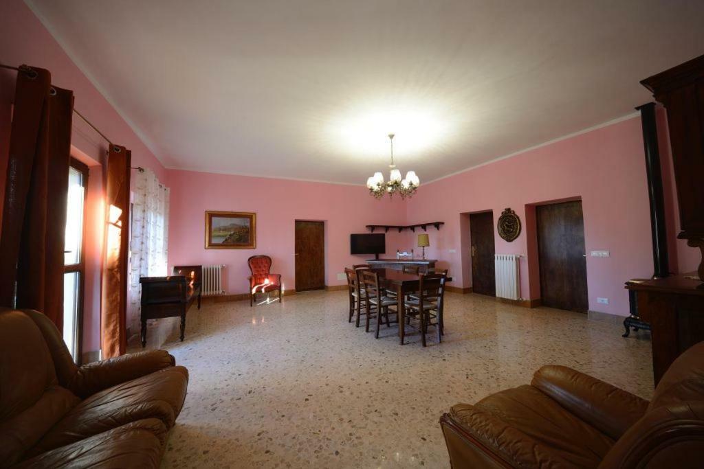La Vecchia Cantina Guzzardi Lari Bagian luar foto