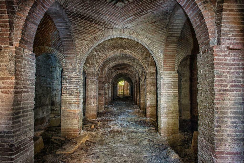 La Vecchia Cantina Guzzardi Lari Bagian luar foto