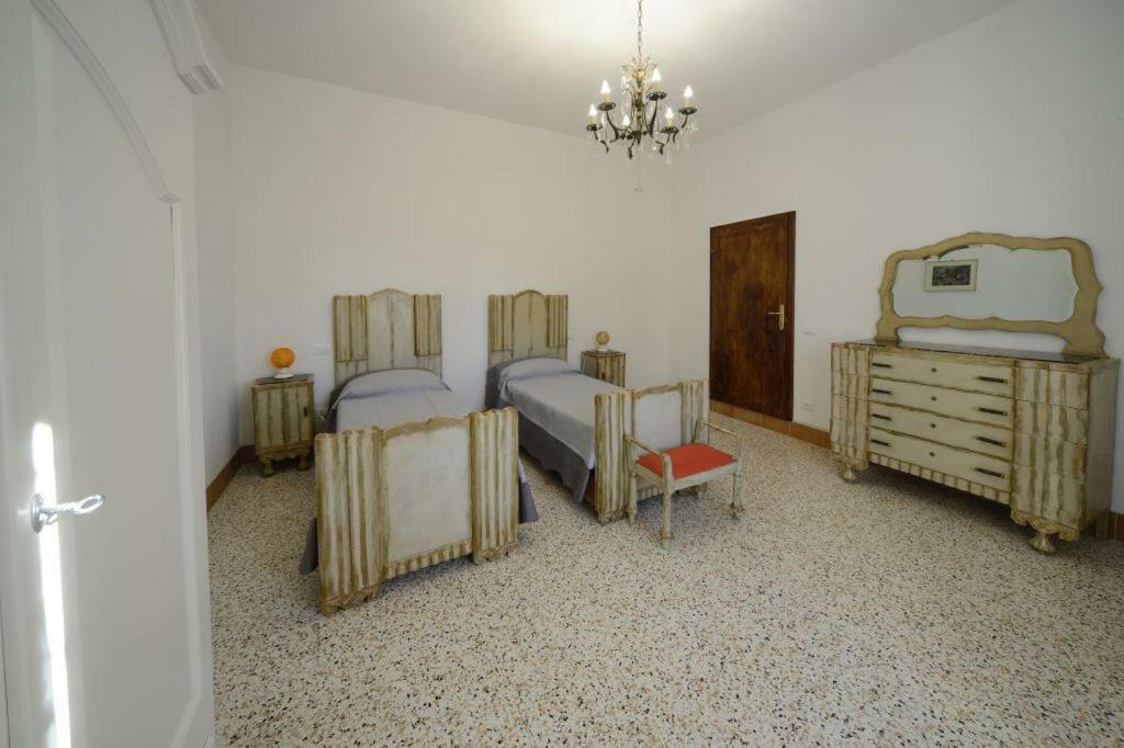 La Vecchia Cantina Guzzardi Lari Bagian luar foto