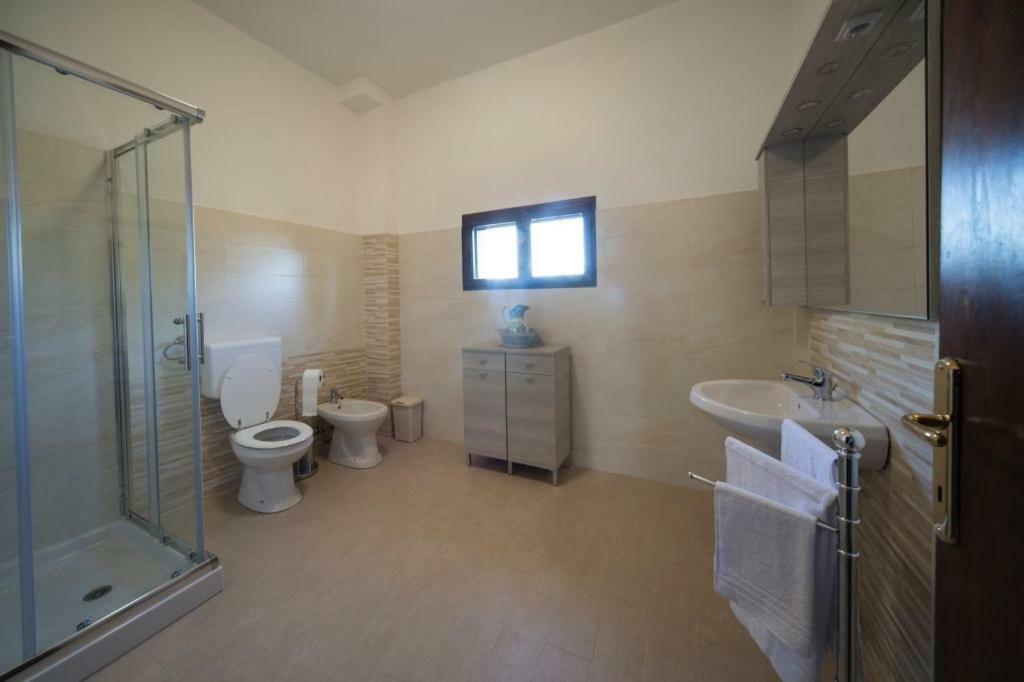 La Vecchia Cantina Guzzardi Lari Bagian luar foto