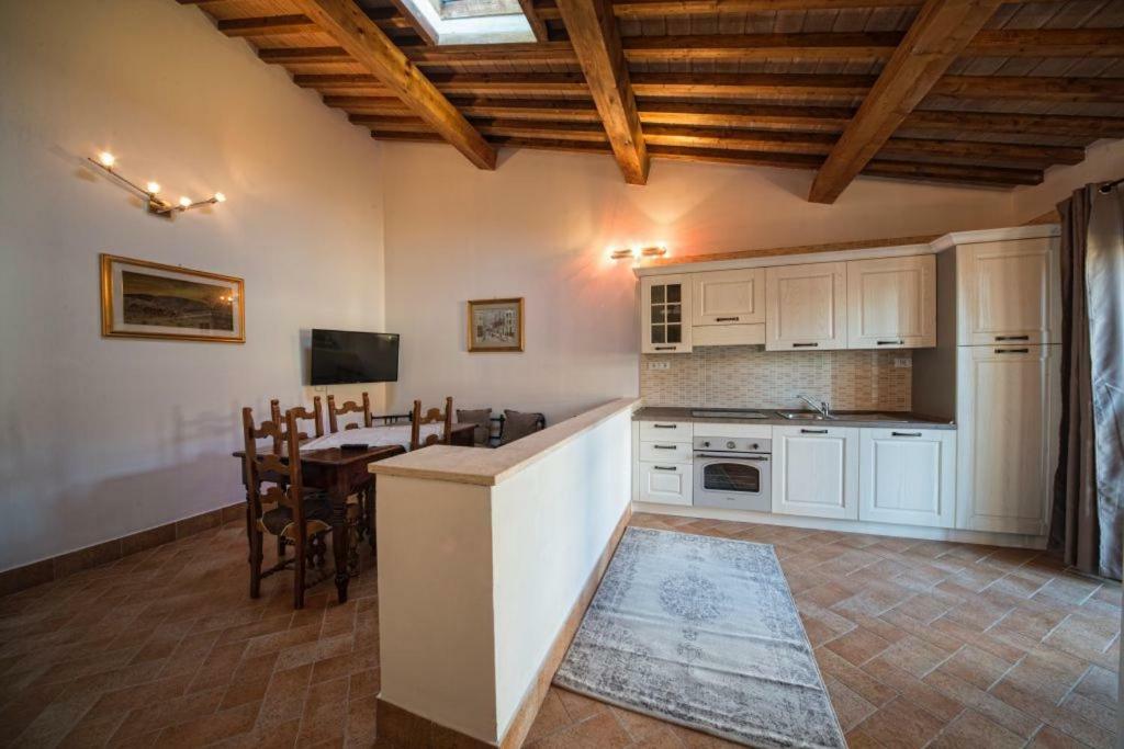 La Vecchia Cantina Guzzardi Lari Bagian luar foto